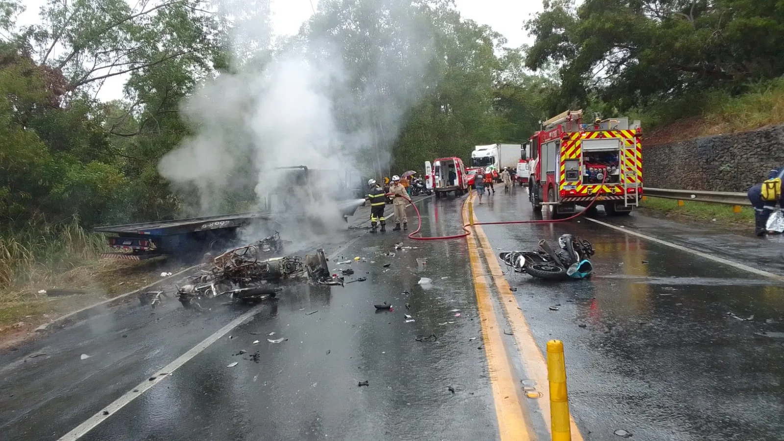 Acidente na BR 101 causa morte em colisão com guincho e 5 motos em Aracruz