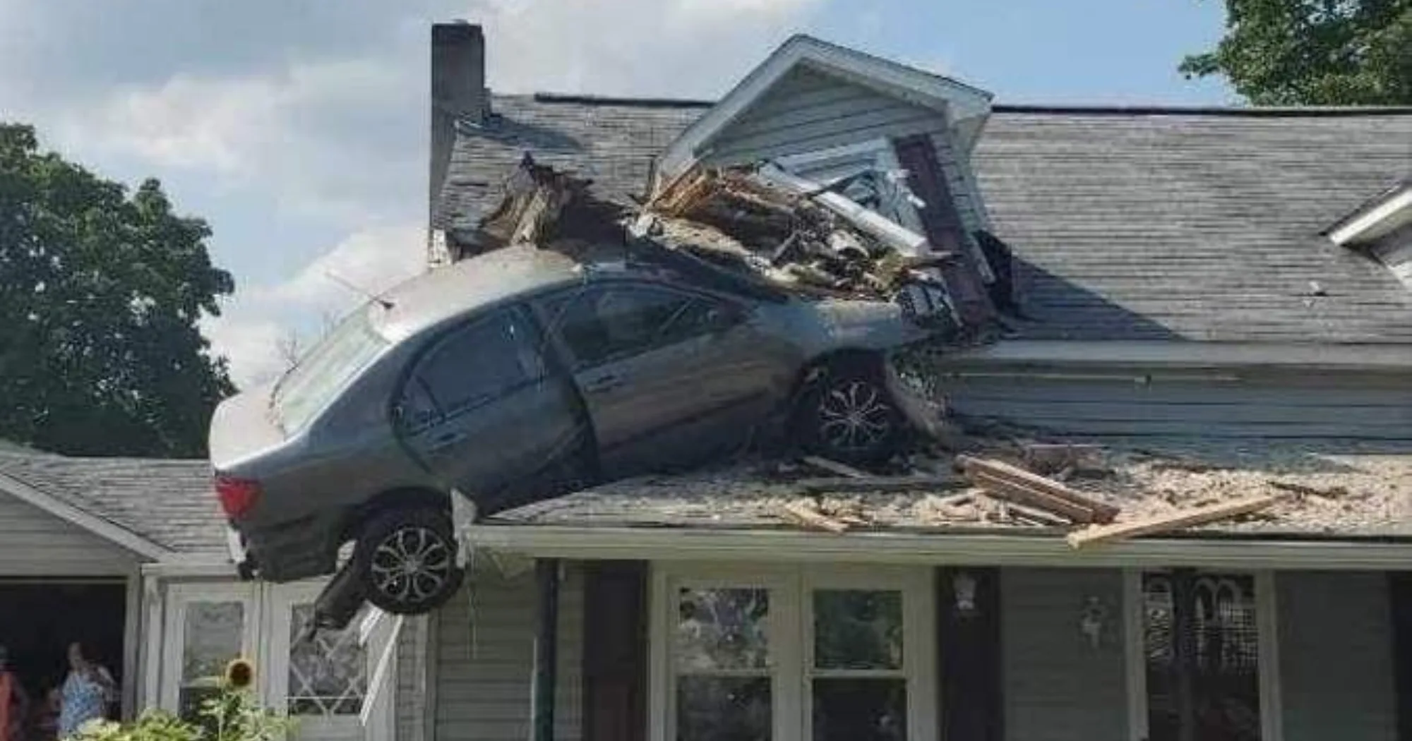 Cena incrível: carro bate, "voa" e invade quarto no 2º andar de casa