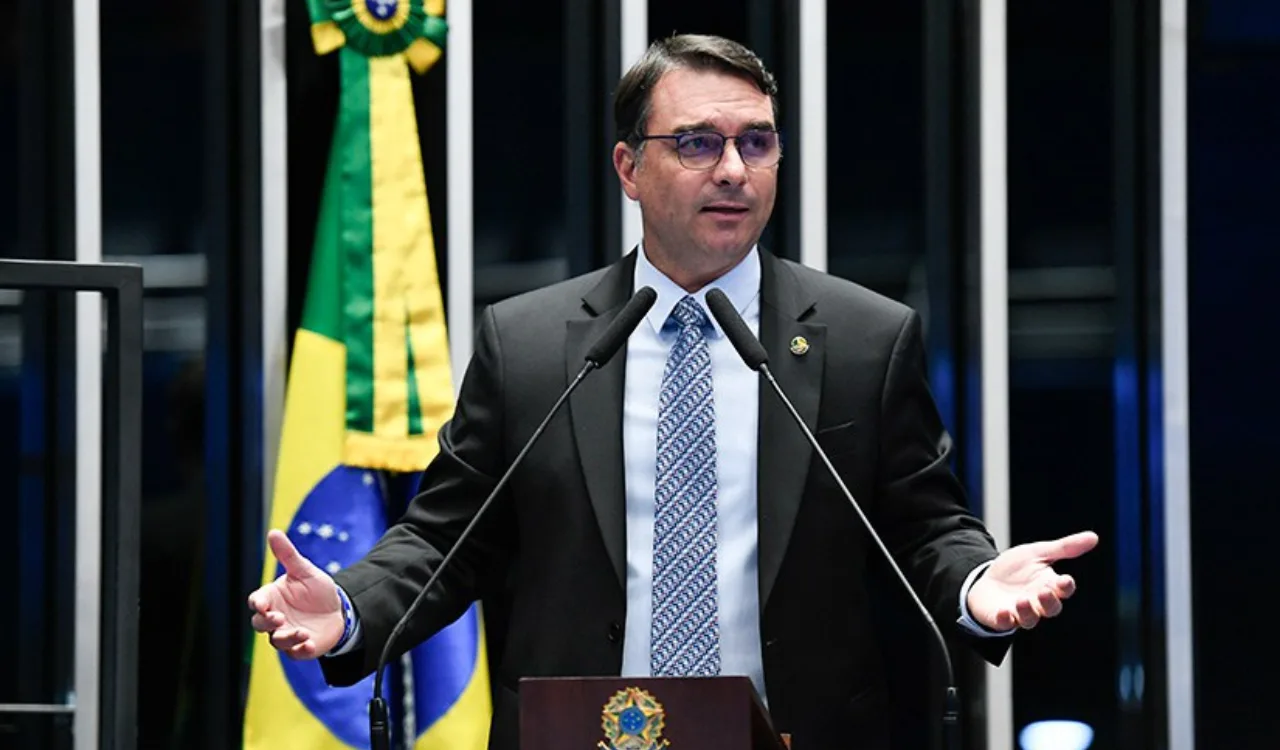 Flávio Bolsonaro sobre plano de assassinato: "Pensar em matar alguém não é crime"