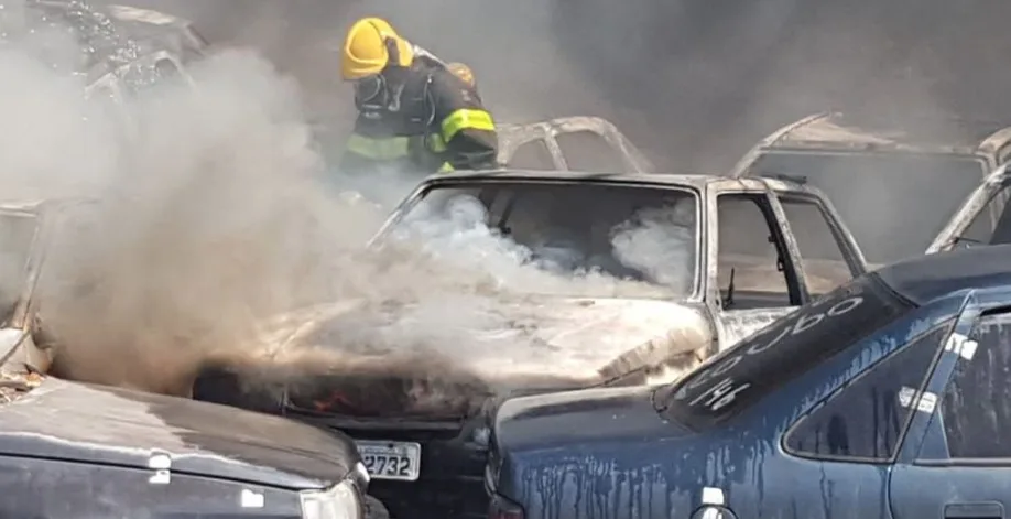 Cerca de 30 carros pegam fogo em pátio de apreensão veicular