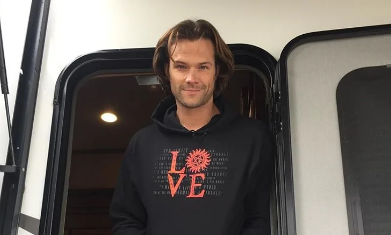 Protagonista de Supernatural, Jared Padalecki é preso por agressão e alcoolismo