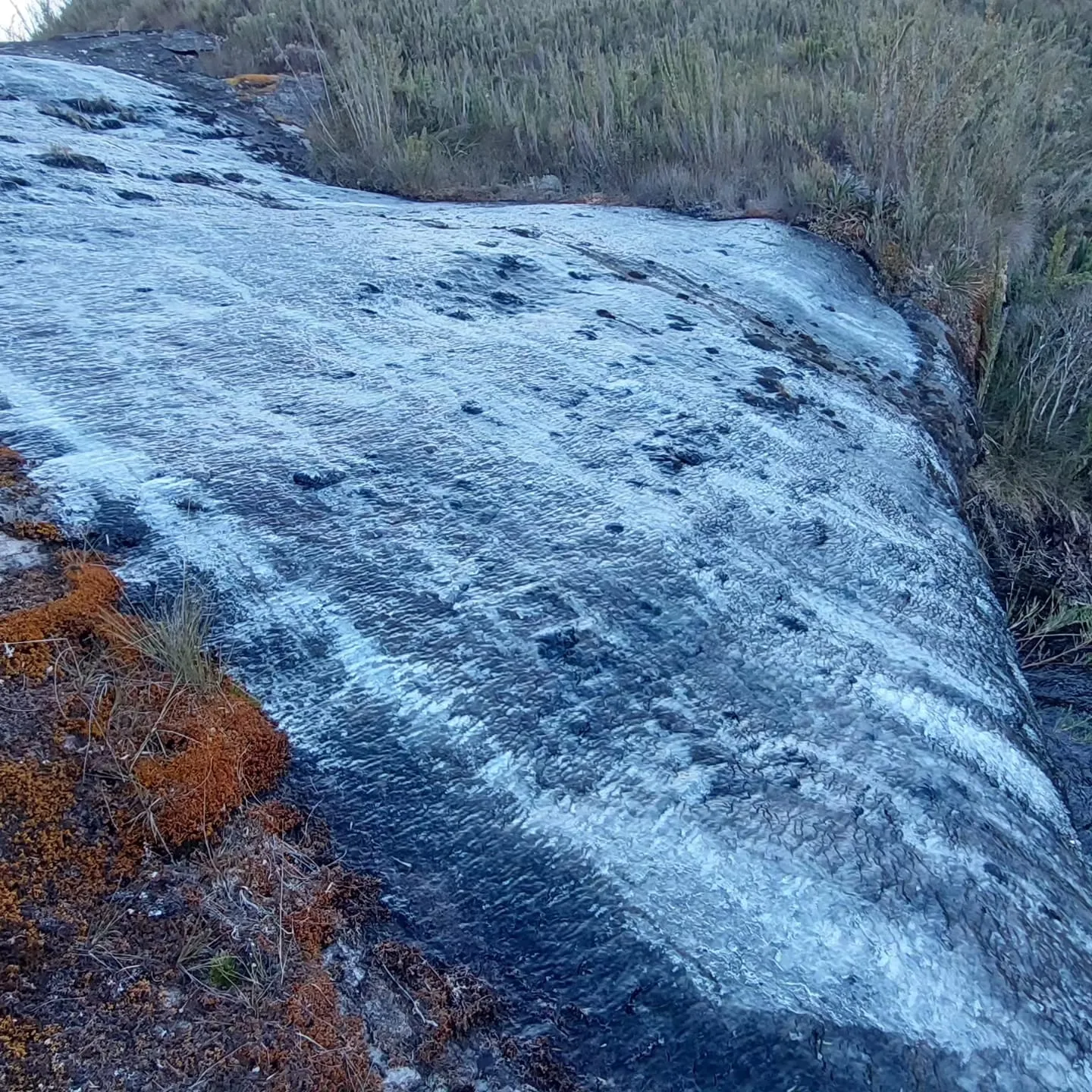 Entenda fenômeno que fez cachoeira no ES congelar