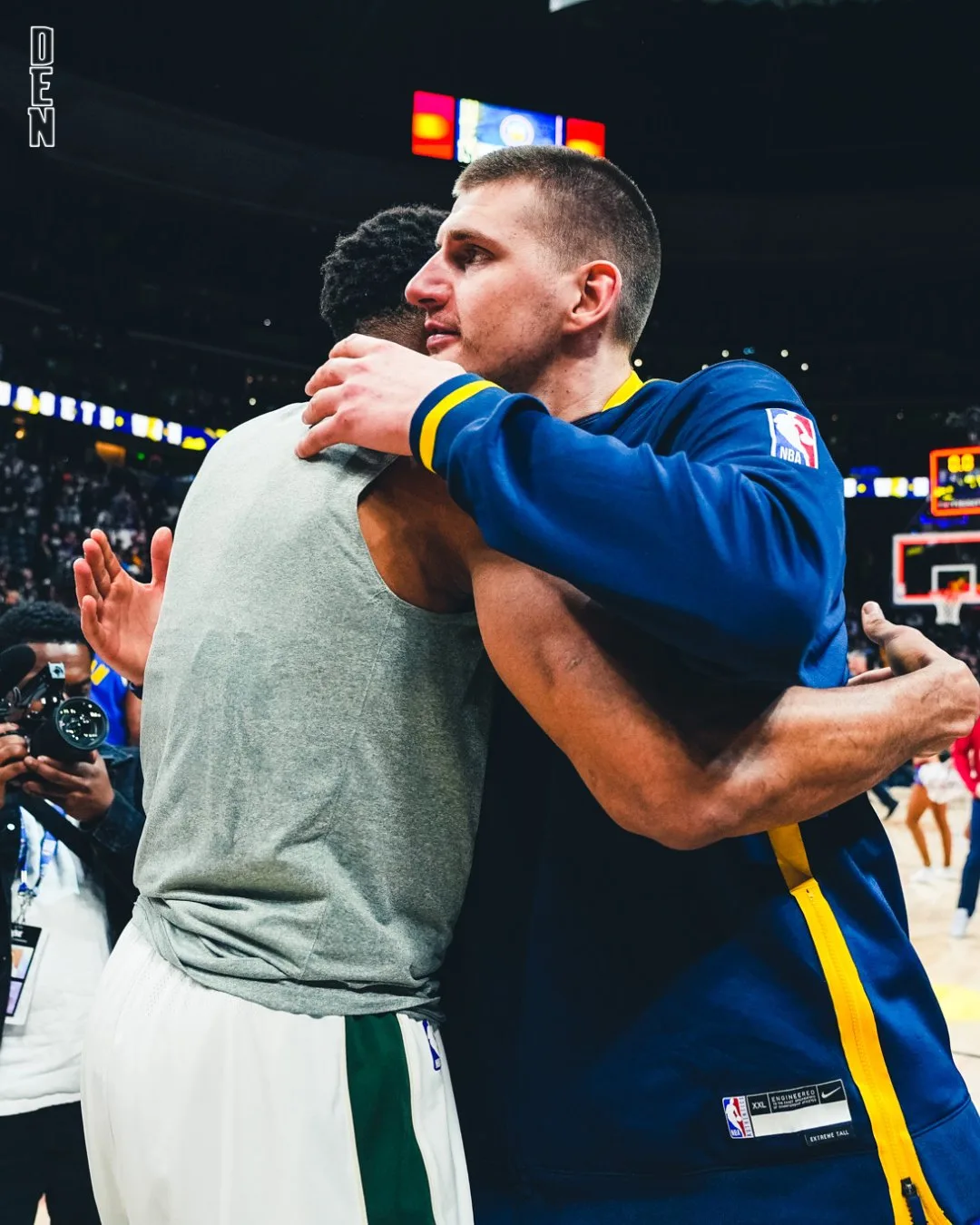 Jokic e Antetokounmpo brilham no embate de líderes e Denver Nuggets supera Milwaukee Bucks