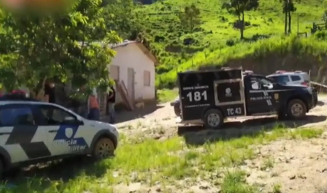 Mulher que confessou ter enforcado e matado o próprio filho é levada ao presídio