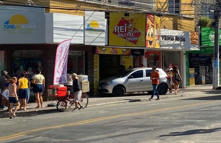 Motorista passa mal ao volante e carro atinge entrada de lanchonete em Cariacica