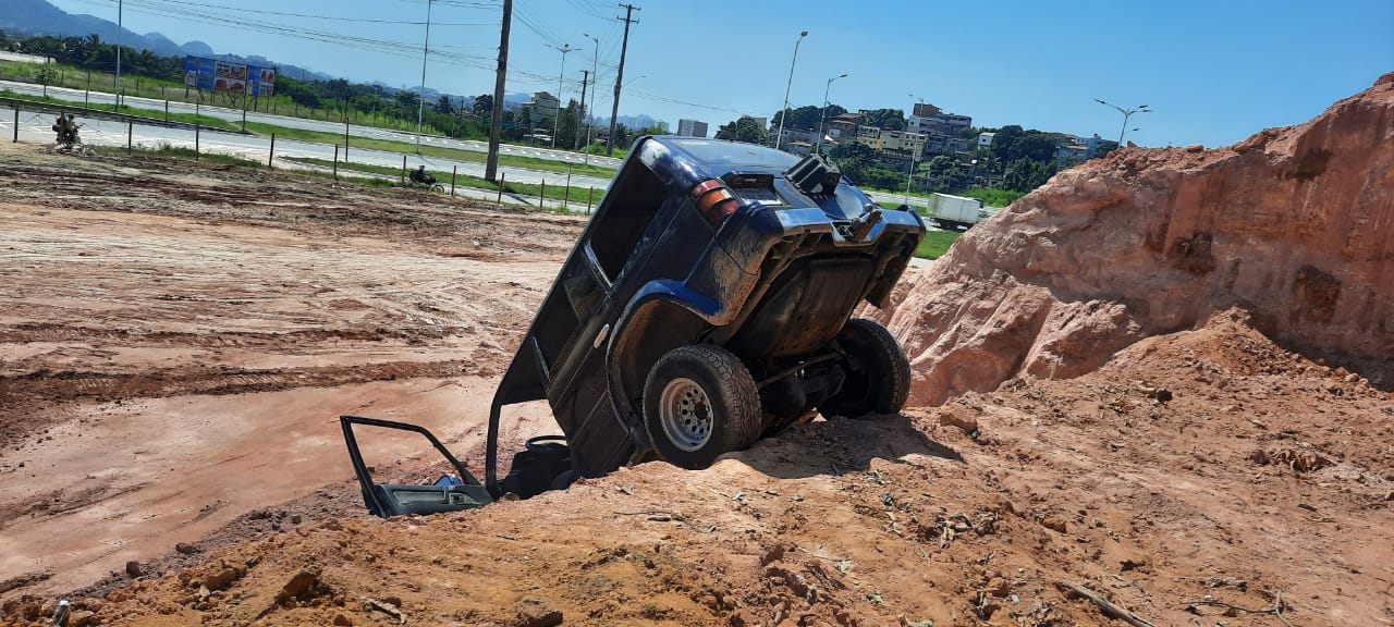 Suspeitos furtam caminhonete, se assustam com viatura da Guarda e na fuga caem em barranco