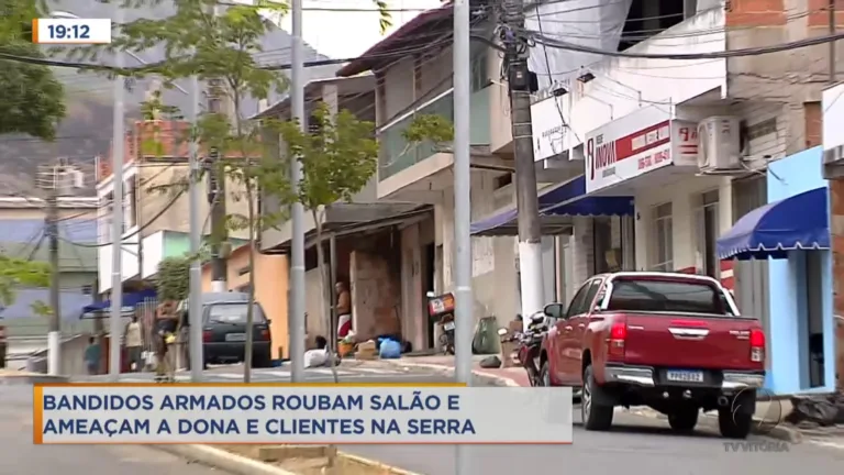 Bandidos invadem salão de beleza e roubam a proprietária e uma cliente na Serra
