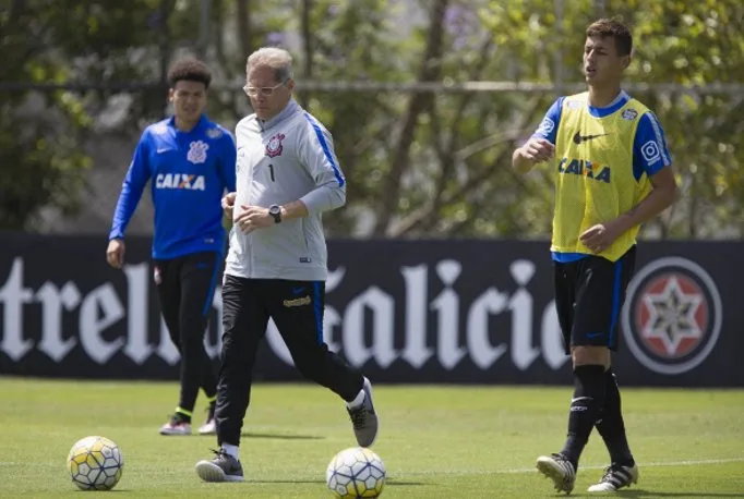 Oswaldo ignora pressão e garante permanência no Corinthians para 2017