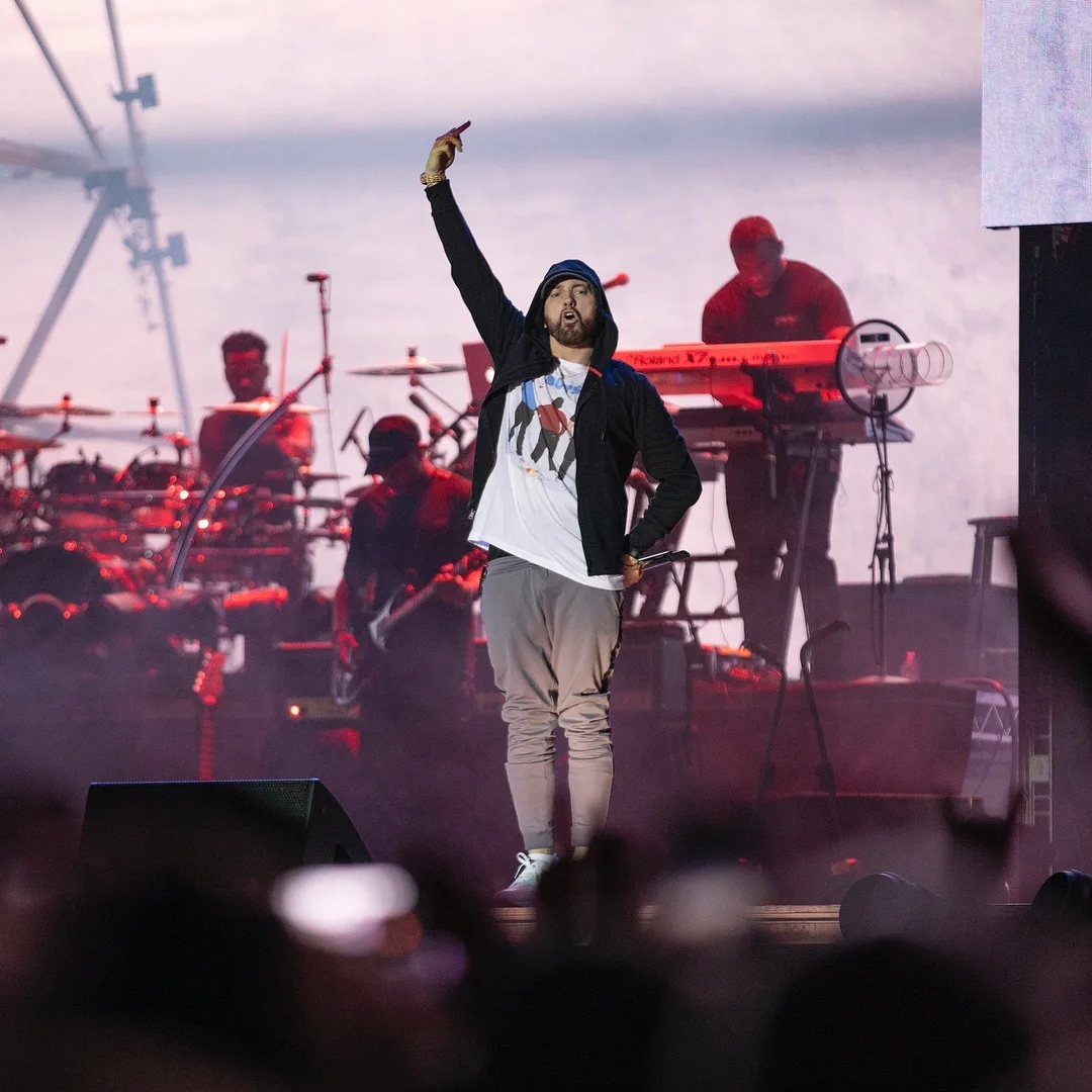 Em suposta música, Eminem apoia agressão de Chris Brown a Rihanna