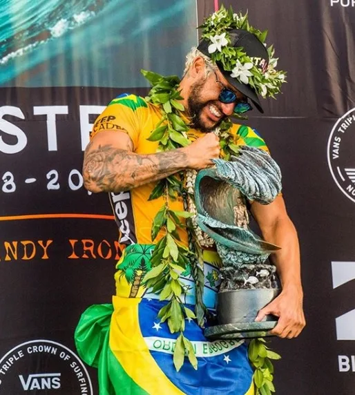 Campeão mundial de surfe, Italo Ferreira coloca a pequena Baía Formosa no mapa