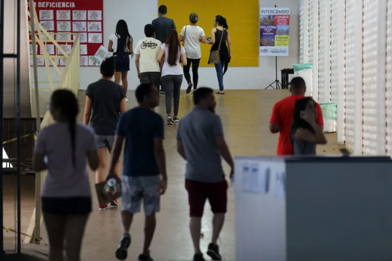 Candidatos fazem provas do Enem neste domingo no Centro de Ensino Médio Elefante Branco