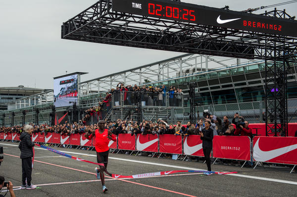 Queniano Kipchoge fica a 25 segundos de correr maratona abaixo das 2 horas