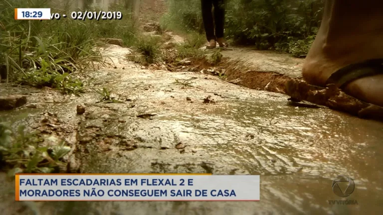 Comunidade sofre sem escadarias para chegar em caso