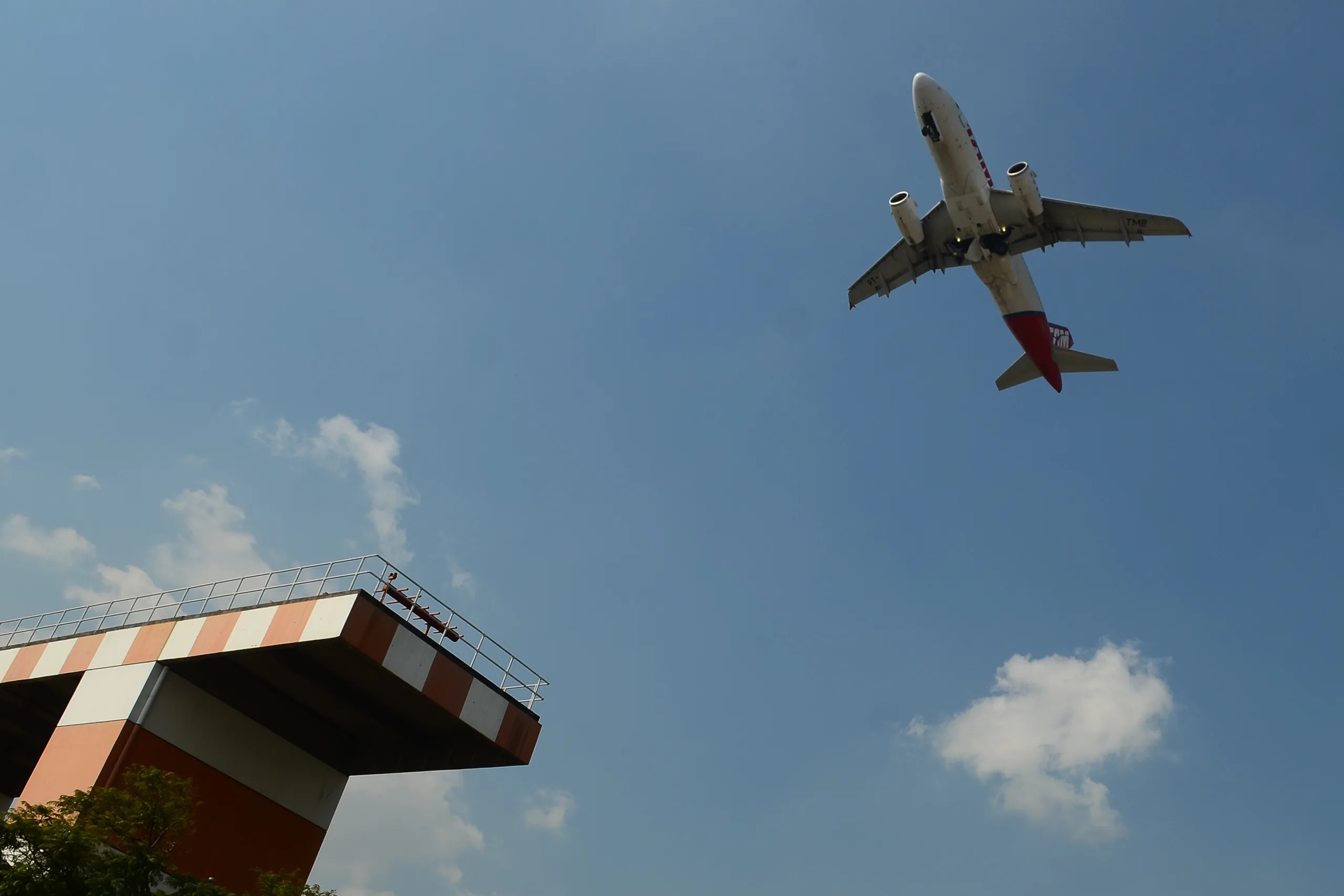 Avião decola no aeroporto de Congonhas.