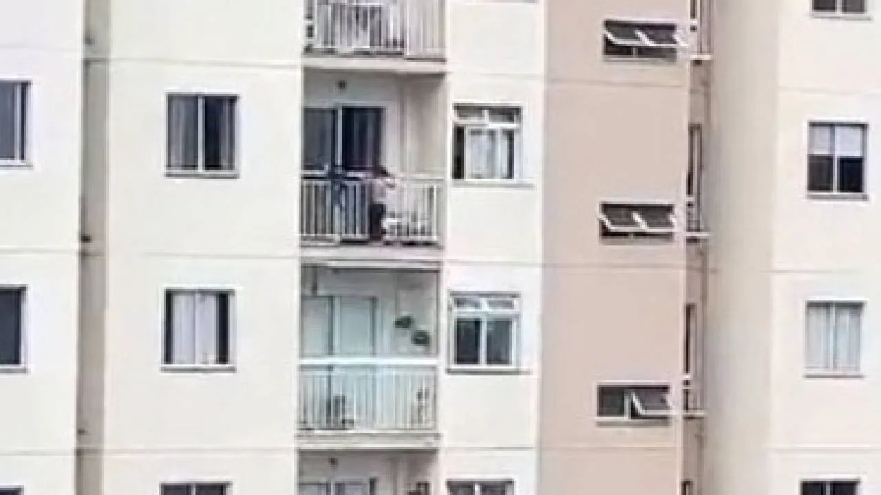 VÍDEO | Criança se pendura em varanda de apartamento no 5º andar em Vila Velha