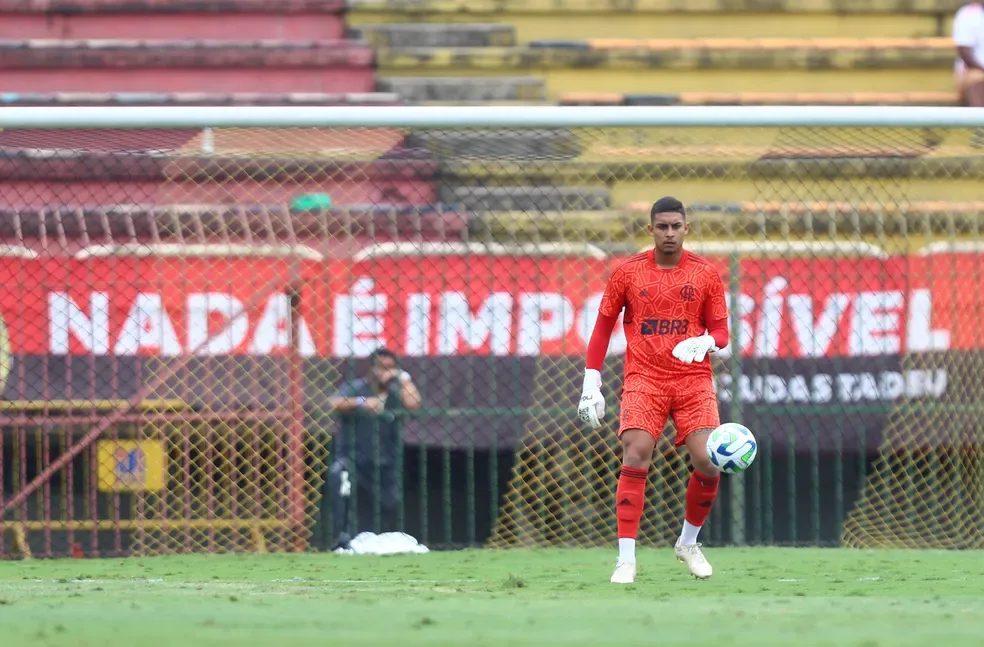 Sobrevivente de incêndio do Ninho do Urubu pega pênalti e Flamengo é campeão brasileiro Sub-20