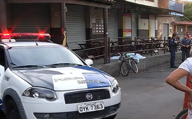 Motorista é morto a tiros na porta de bar em Vila Velha