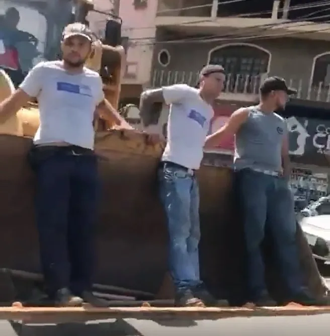 VÍDEO | Homens pegam carona em retroescavadeira da Prefeitura de Cachoeiro