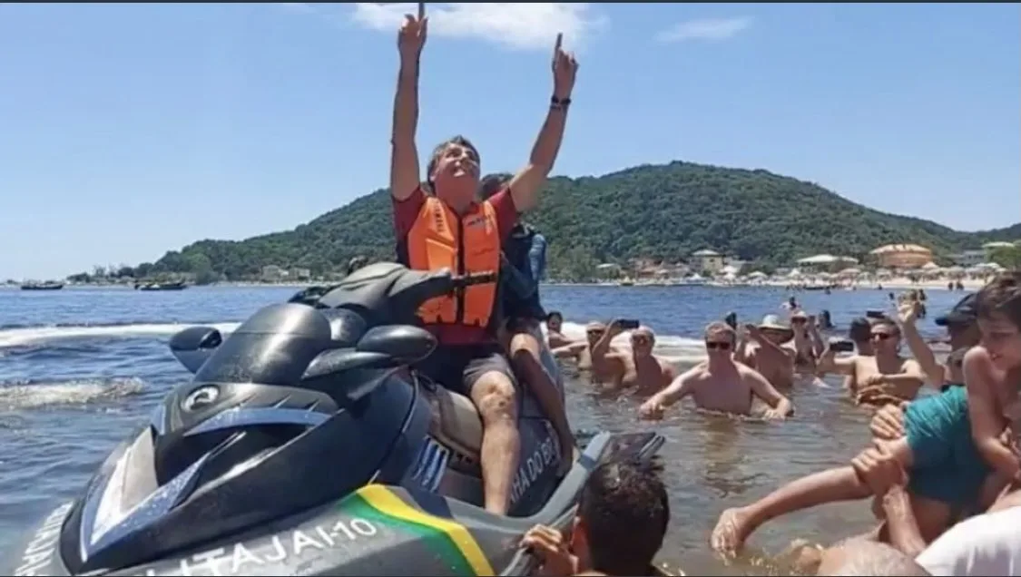 Criticado por manter férias durante enchentes, Bolsonaro volta a andar de jet ski