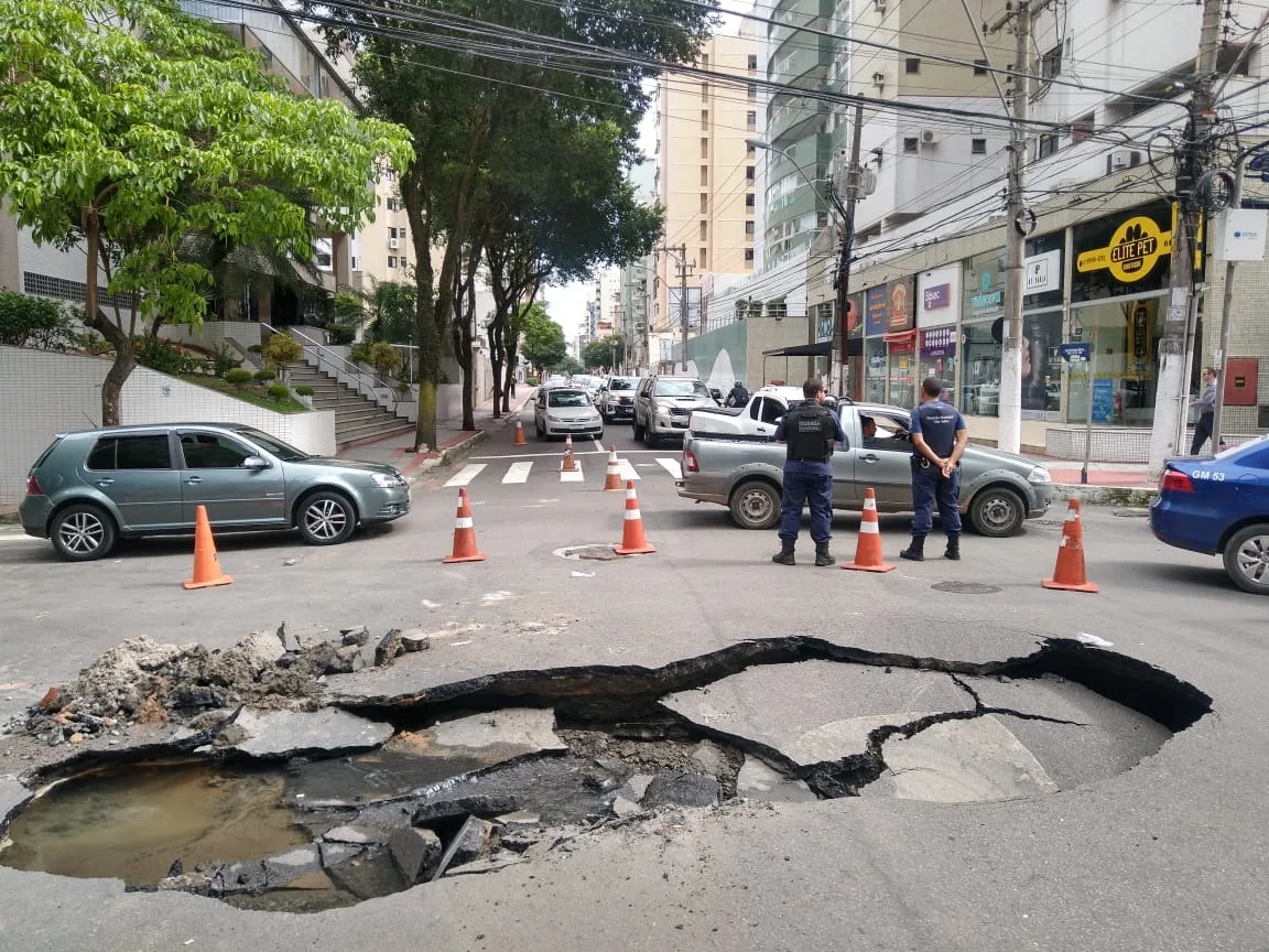 Cratera 'engole' caminhão de coleta lixo na avenida Hugo Musso, em Vila Velha