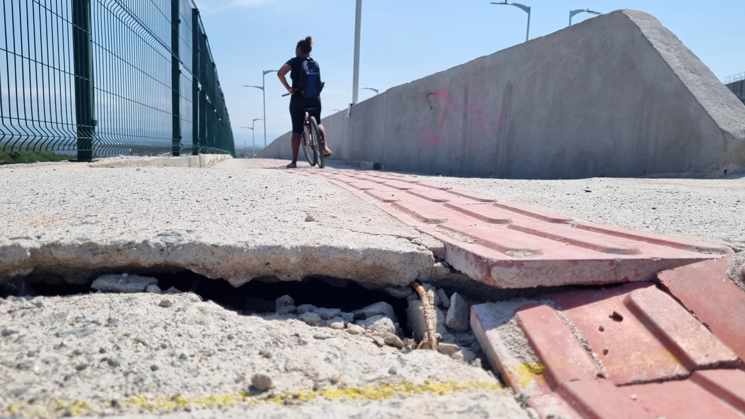 VÍDEO | Recém-inaugurado, Viaduto de Carapina tem rachaduras e grade quebrada