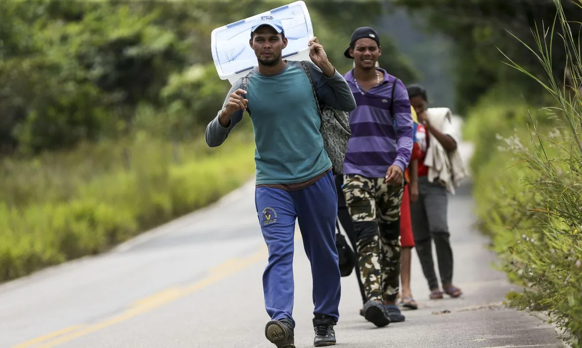 Grupo de imigrantes venezuelanos percorre a pé o trecho de 215 km entre as cidades de Pacaraima e Boa Vista.