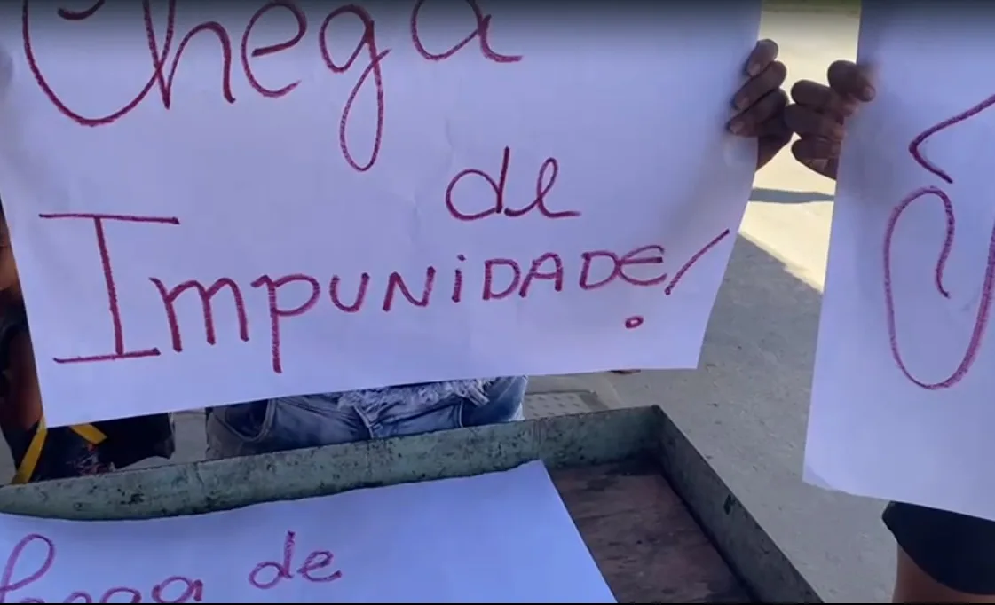 Moradores fazem protesto após morte de jovem em Nova Almeida, na Serra