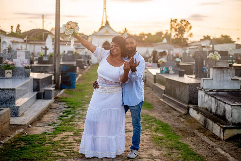 Agente funerário e coveira fazem ensaio de casamento em cemitério no ES