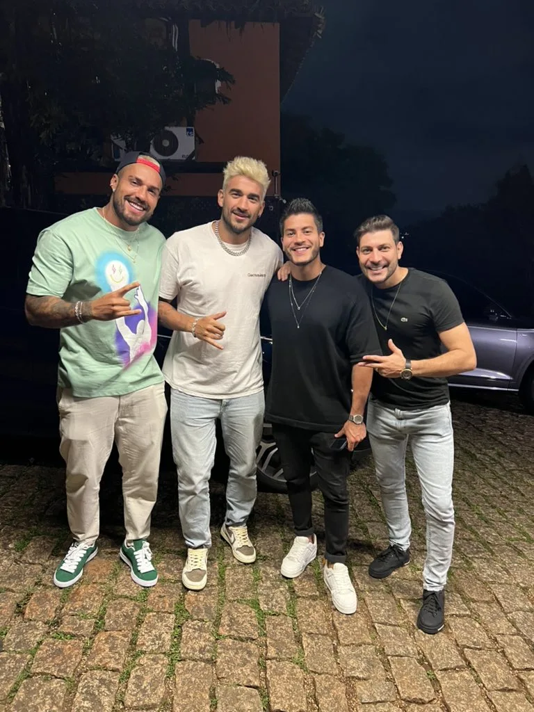 Bil Araújo, Gui Napolitano, Arthur Aguiar e Caio Afiune surgem em foto: “Resenha”