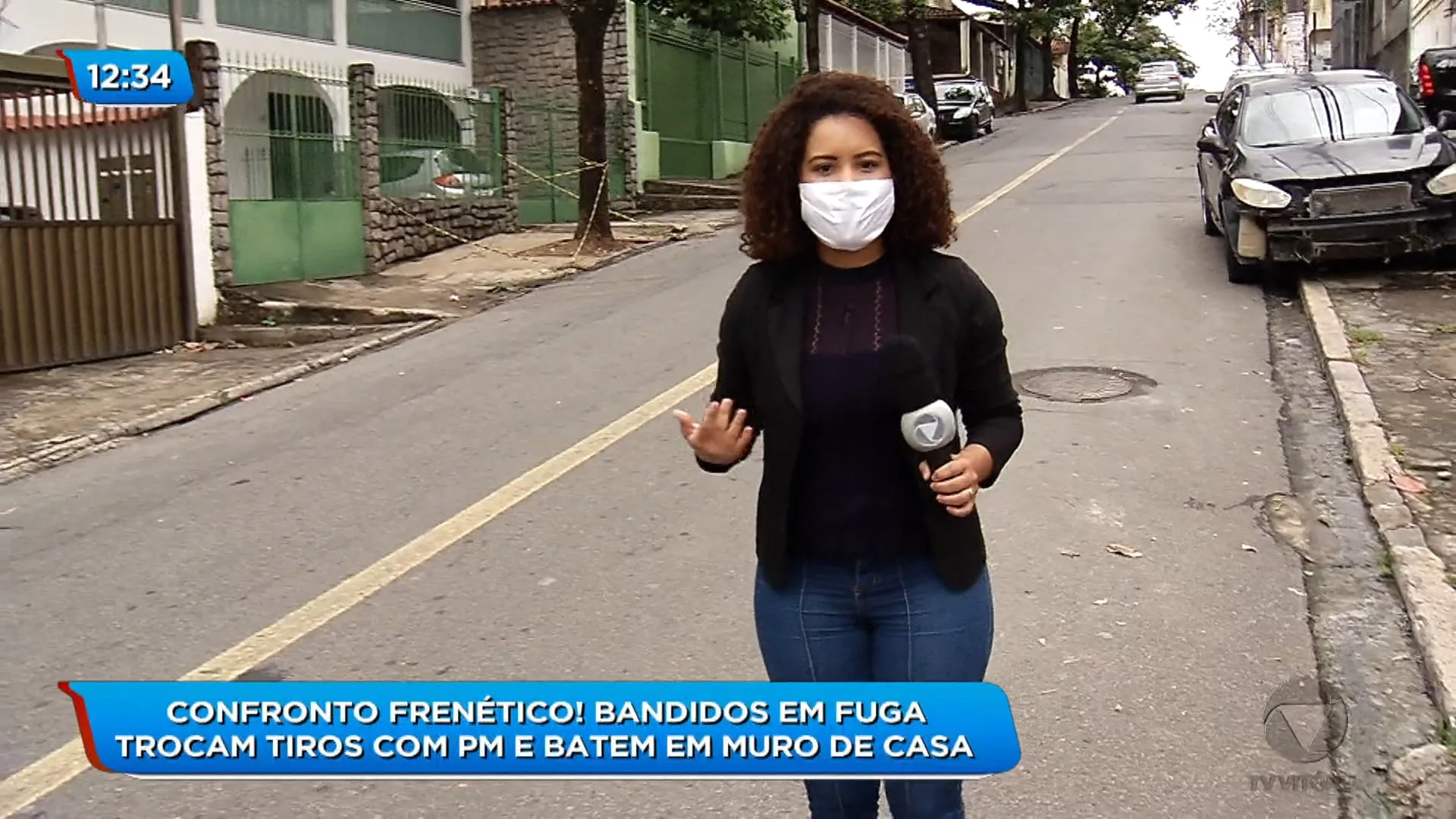 Bandidos batem carro em muro durante fuga da PM