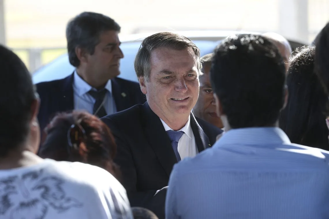 O presidente Jair Bolsonaro fala à imprensa no Palácio da Alvorada