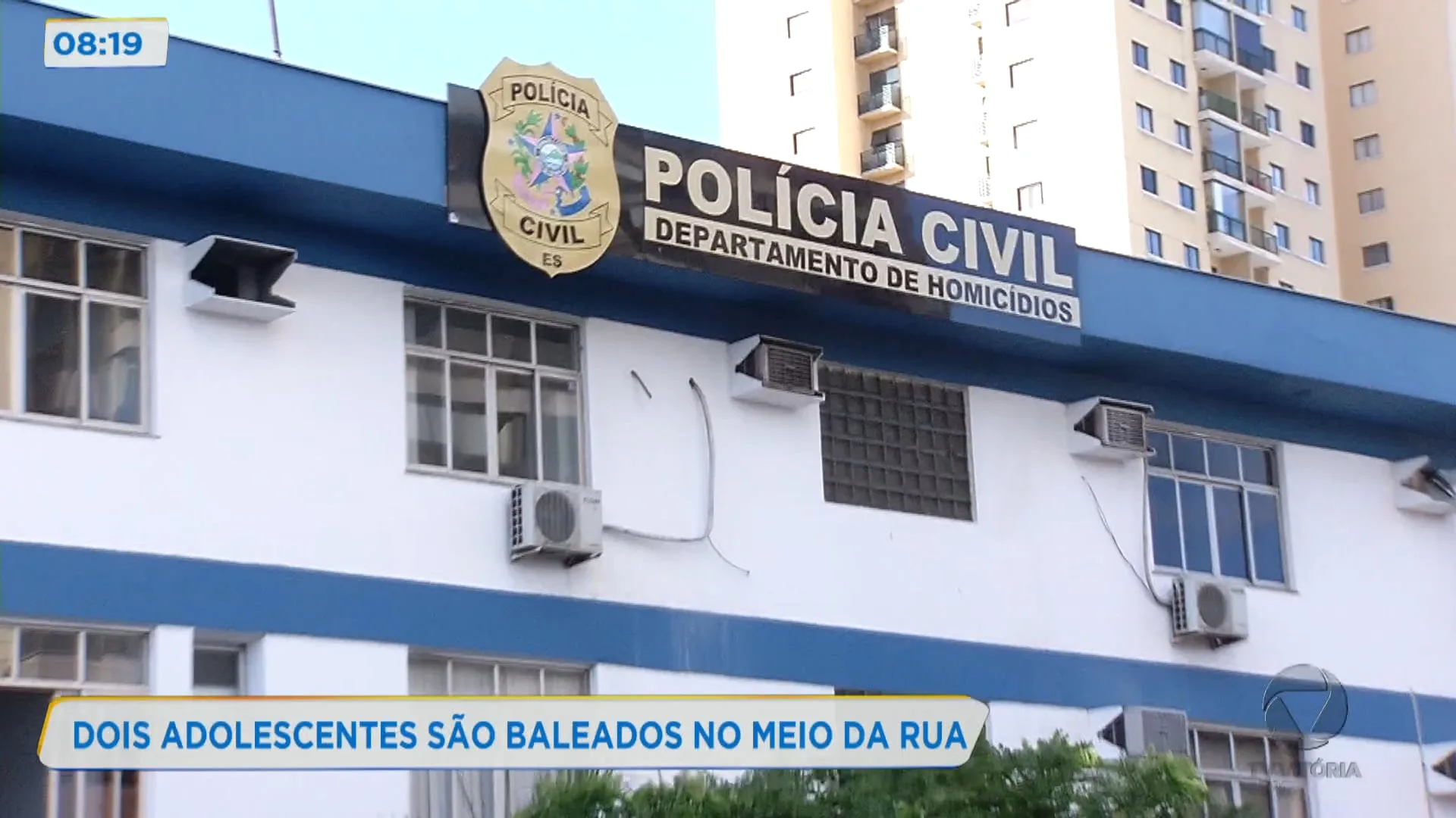 Dois adolescentes são baleados no meio da rua