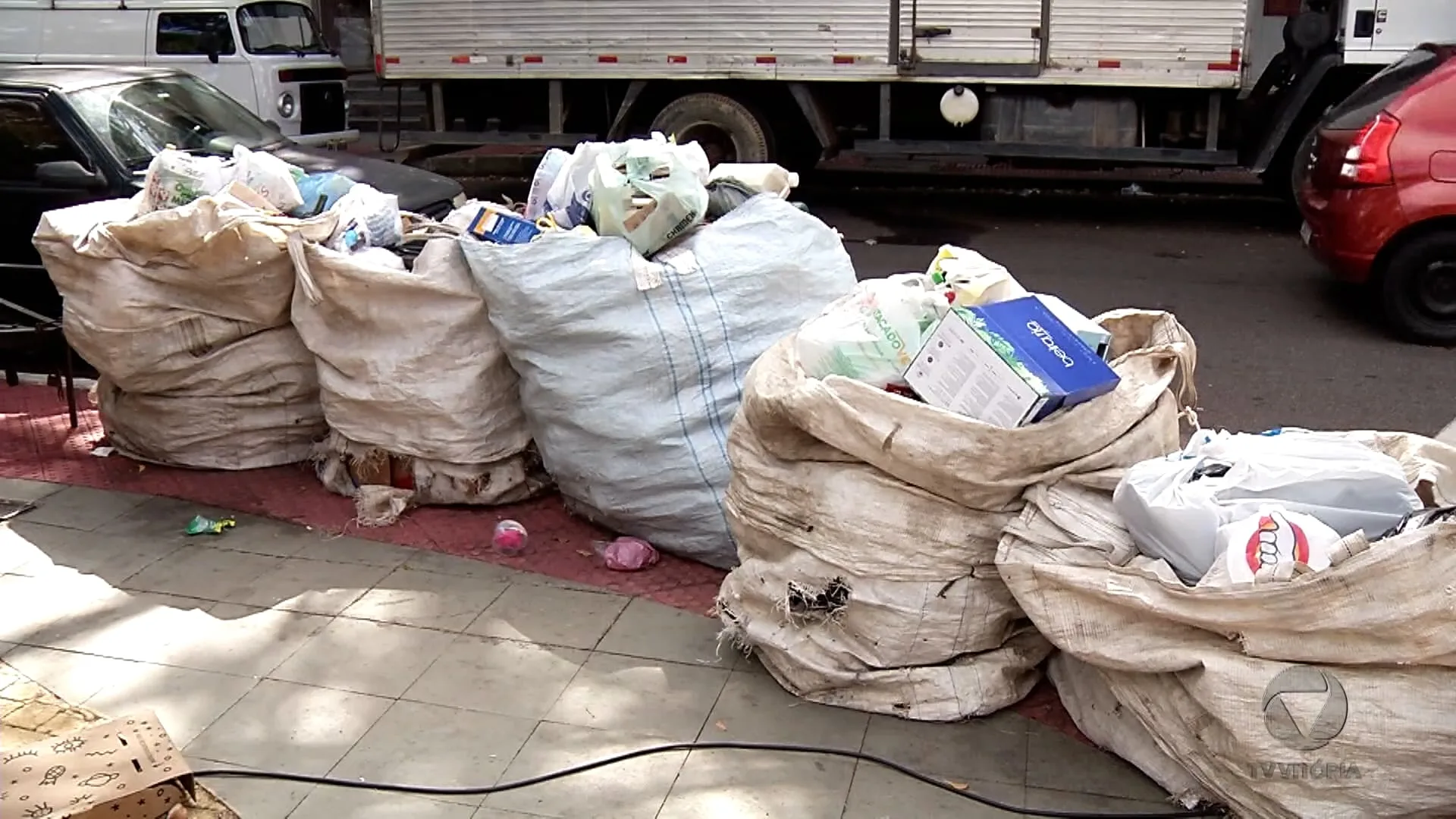 Projeto recolhe material reciclável em feiras livres