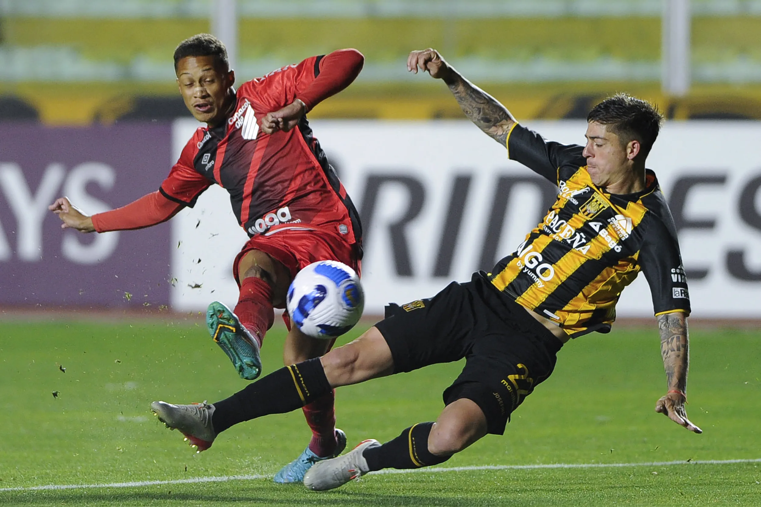 Athletico leva 5 gols de cabeça do The Strongest e se complica na Libertadores