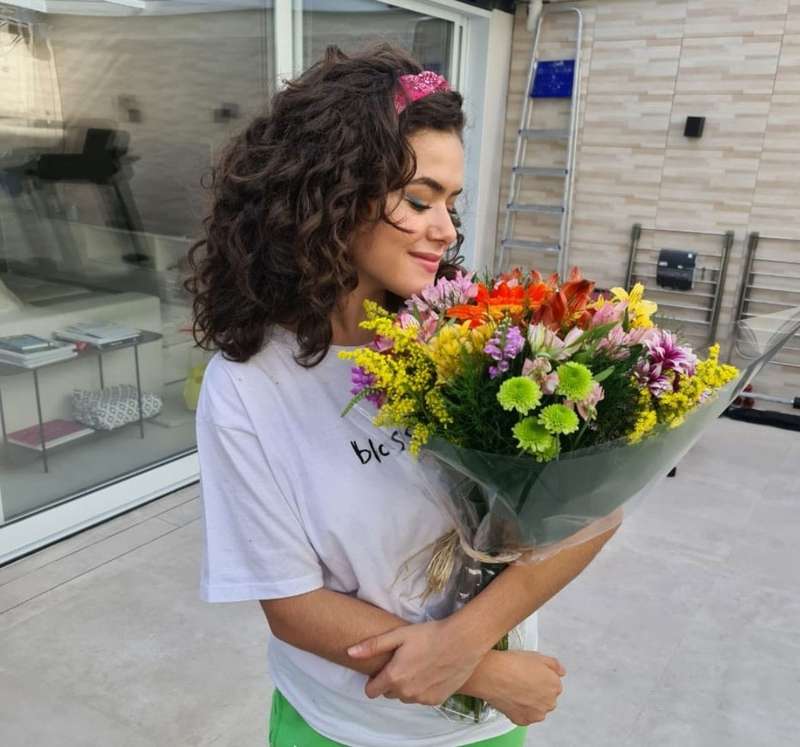 Maisa Silva mostra buquê de flores que ganhou do namorado: "Tô muito mimada