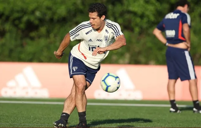 Hernanes, Pato, Pablo e Toró treinam com bola no São Paulo