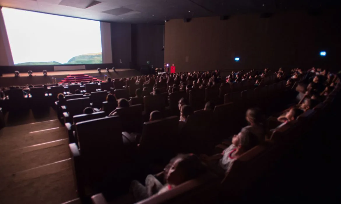 Crianças de escolas públicas do DF vão a sessão de cinema em mostra com temática infantil paralela ao Festival de Cinema de Brasília, que acontece no Cine Brasília( Marcelo Camargo/Agência Brasil)