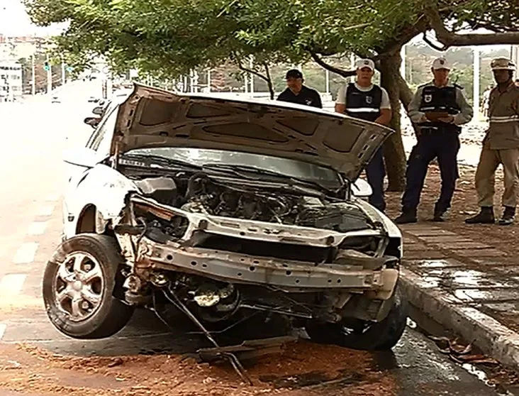 Motorista se envolve em acidente e foge em Camburi, Vitória