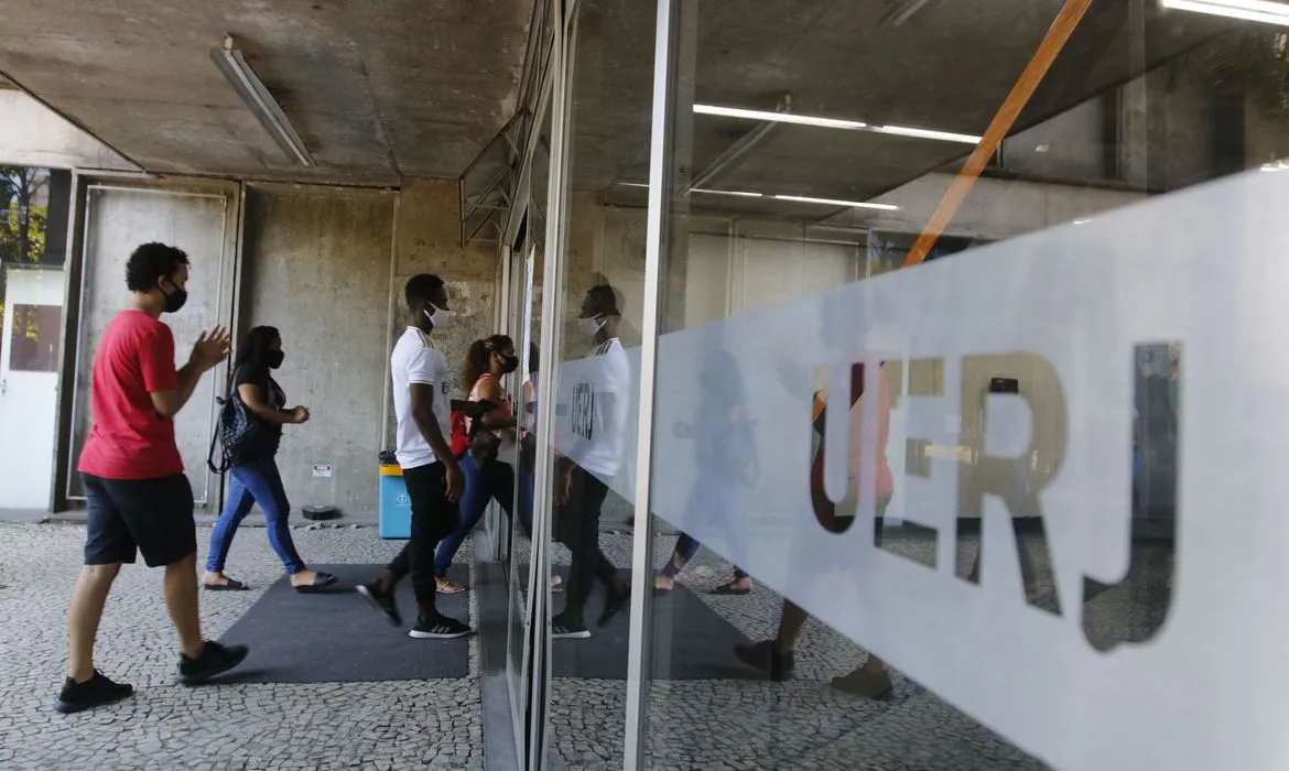 Entrada dos candidatos para o primeiro dia de provas do Exame Nacional do Ensino Médio (Enem) 2020, na Universidade Estadual do Rio de Janeiro(UERJ), na zona norte do Rio.