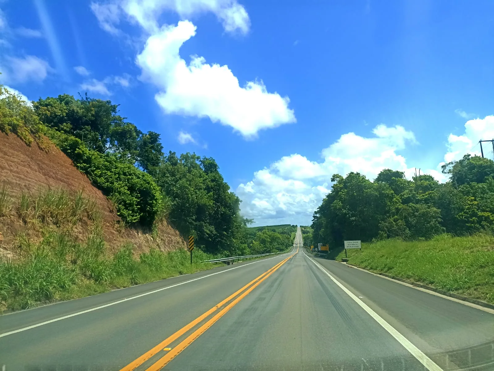 Carreta tomba e trecho da BR-101 é interditado em Cachoeiro de Itapemirim