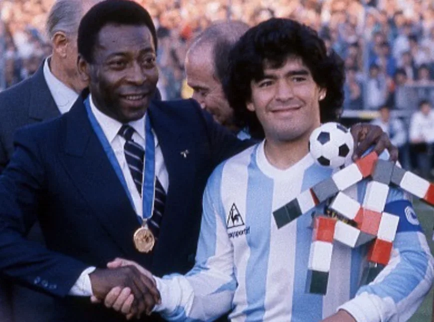 Jornalista argentino evita comparar Pelé e Maradona: 'Espero que estejam juntos'