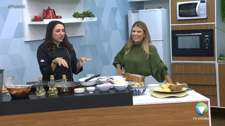 Espaço Gourmet: sanduíche de pernil desfiado com salada de abacaxi