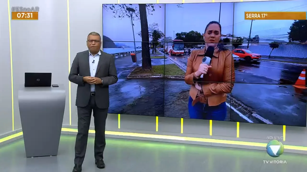 Acidente entre carro e moto na avenida Beira-Mar