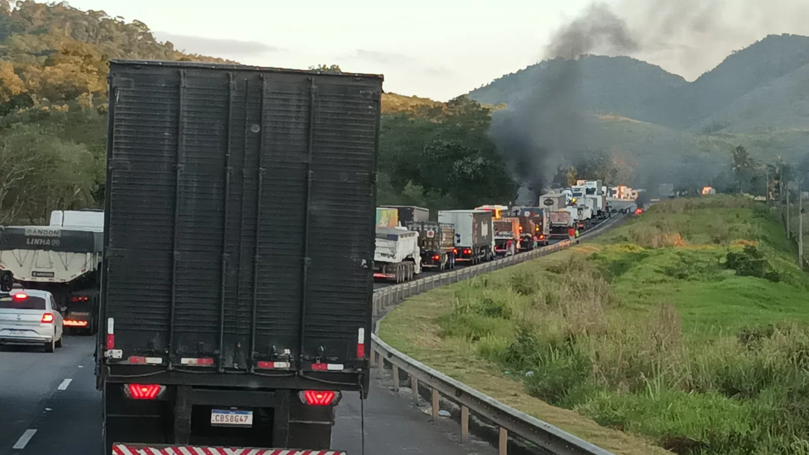 Após morte de ciclista, protesto de moradores interdita BR-101 em Viana