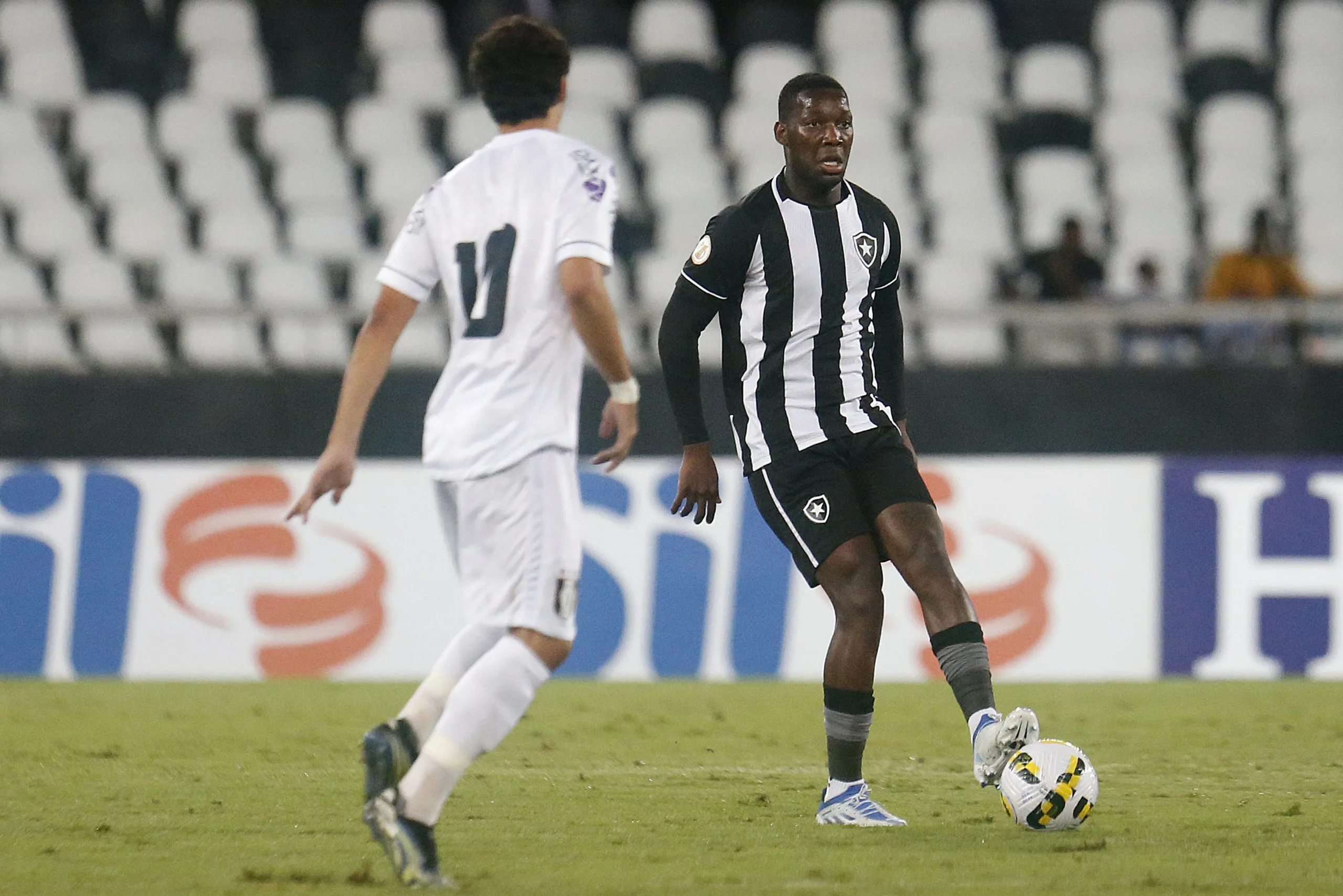 Patrick de Paula passará por cirurgia no joelho e só voltará ao Botafogo em 2024