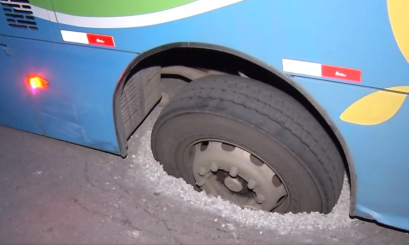 Ônibus do Transcol cai em buraco aberto há uma semana na Serra