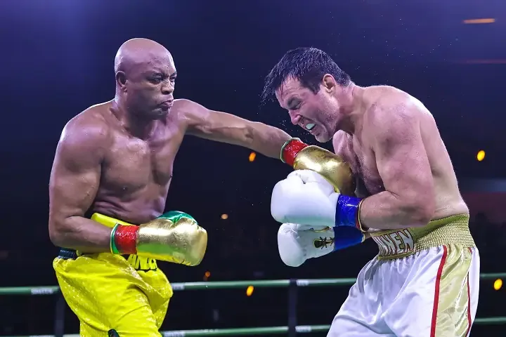 Anderson Silva e Sonnen não empolgam, mas despedida da lenda do MMA emociona público