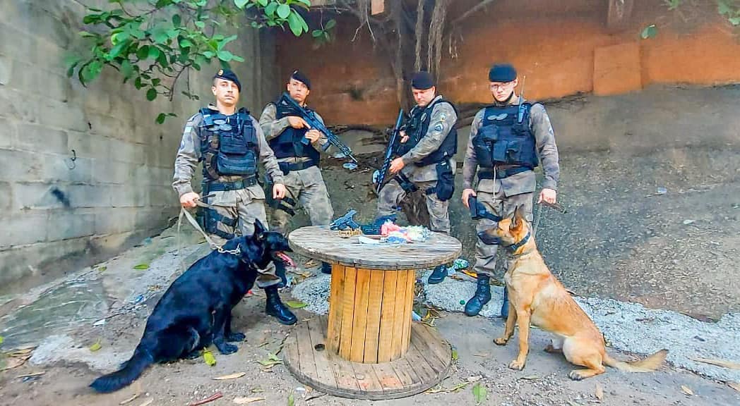 Treinamento com cães termina em apreensão de drogas e prisão de suspeitos em Vitória