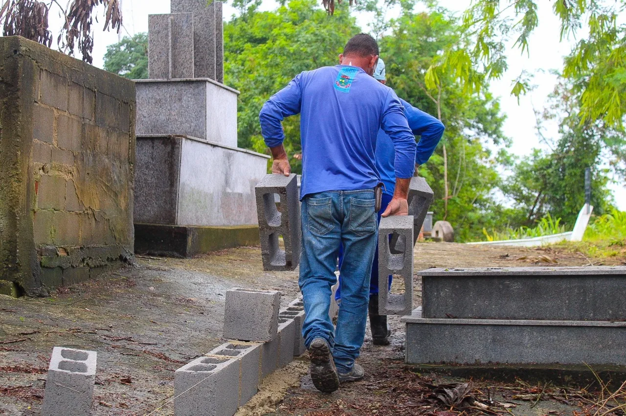 Após cemitério ficar à beira de barranco, prefeitura faz contenção para evitar deslizamento