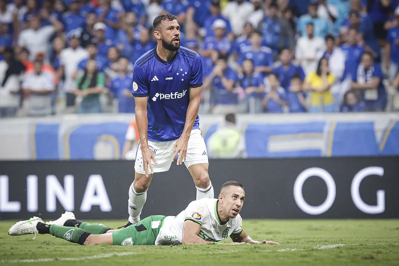 Cruzeiro empata com o América/MG e ouve protestos da torcida